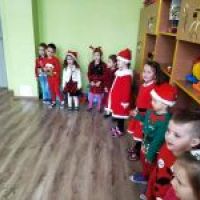 Maluchy i Średniaki śpiewają piosenkę A Mikołaj pędzi